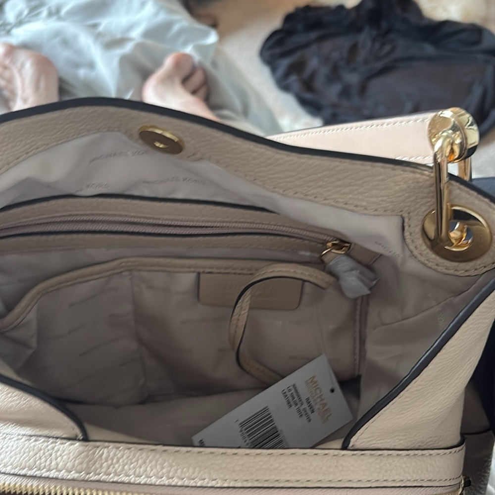 Michael Kors Raven Cream/Gold large pebbled leather Shoulder Bag. New. - Picture 6 of 9